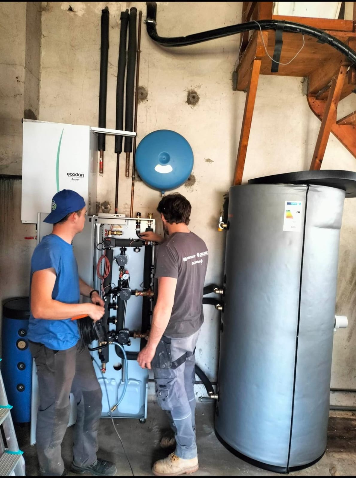 Artisans RGE en train d'installer une pompe à chaleur
